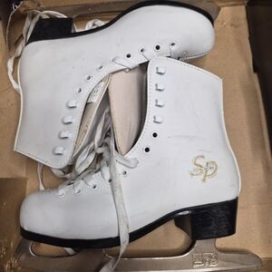 CCM Classic Series Girls Figure Skates – Size 4 Jamie Salé & David Pelletier Edi